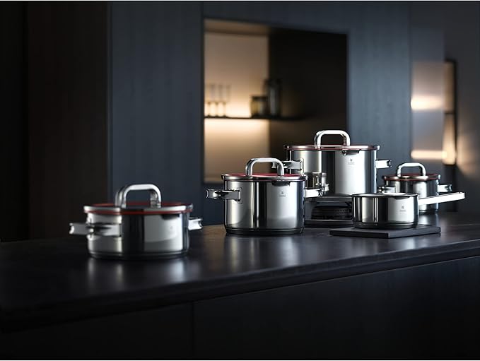 WMF cookware Ø 16 cm approx. 19l Function 4 Inside scaling lid - pour off or decant liquids without spilling to keep your dishes and cooker clean. Made in Germany hollow side handles glass lid Cromar