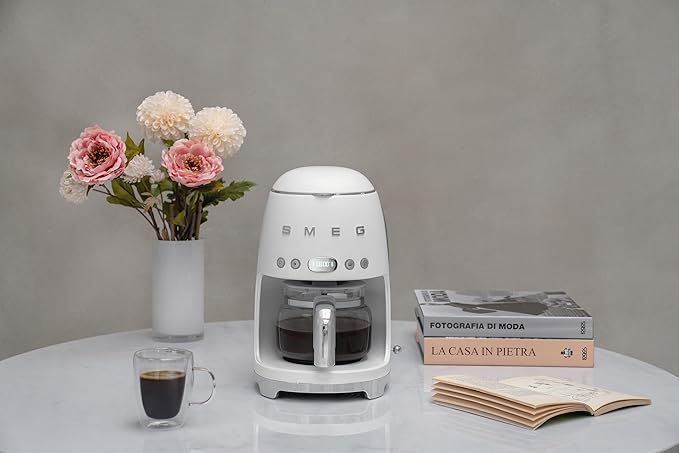Smeg DCF02WHUK Drip Coffee Machine Auto-Start Mode Reuseable Filter Digital Display Anti-Drip System Aroma Intensity Option 1.4 Litre Tank White