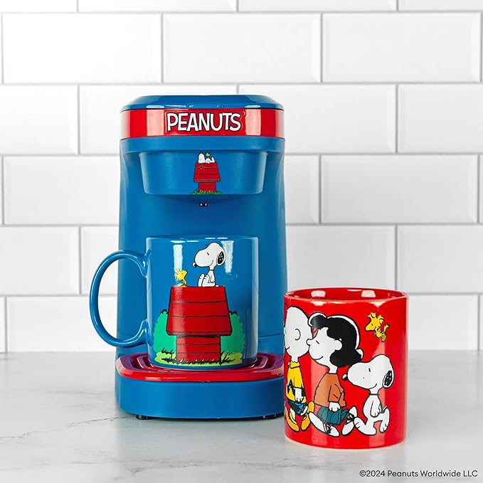Uncanny Brands Peanuts Single Cup Coffee Maker Gift Set with 2 Mugs