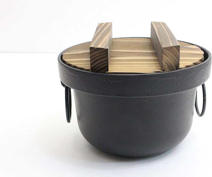 Castle Enterprise Iron Rice Pot 1.4 Quarts Black Uncoated With Wooden Lid