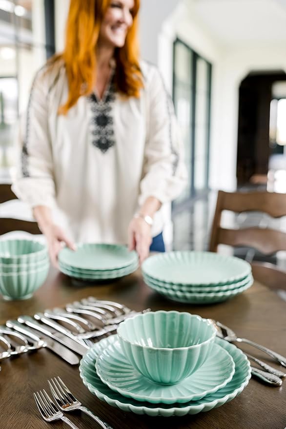 12 Pieces 4-person Set of Ceramic Tableware Including Plates Salad Plates Bowls Etc. with A Wave-shaped Design. Suitable for Daily Dining and Gatherings with Friends. Green Tableware Set