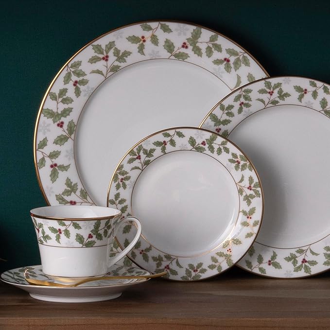 Noritake Holly and Berry - 40 piece set service for eight