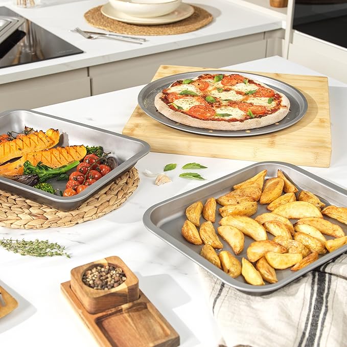 Salter Essentials Pizza Tray – Non-Stick Coating Round Baking Tray Dishwasher Safe Easy to Clean Made in The UK Durable Carbon Steel Garlic Bread Lightweight Oven Sheet PFOA-Free BW13671