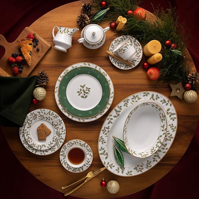 Noritake Holly and Berry - 40 piece set service for eight